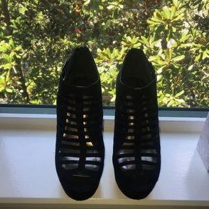 Sassy Madden Girl Black Wedges!